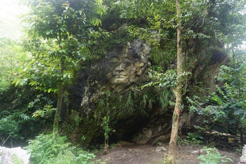 Настоящий древний лик божества, резьба по скале, в глухих джунглях предгорий Гималаев