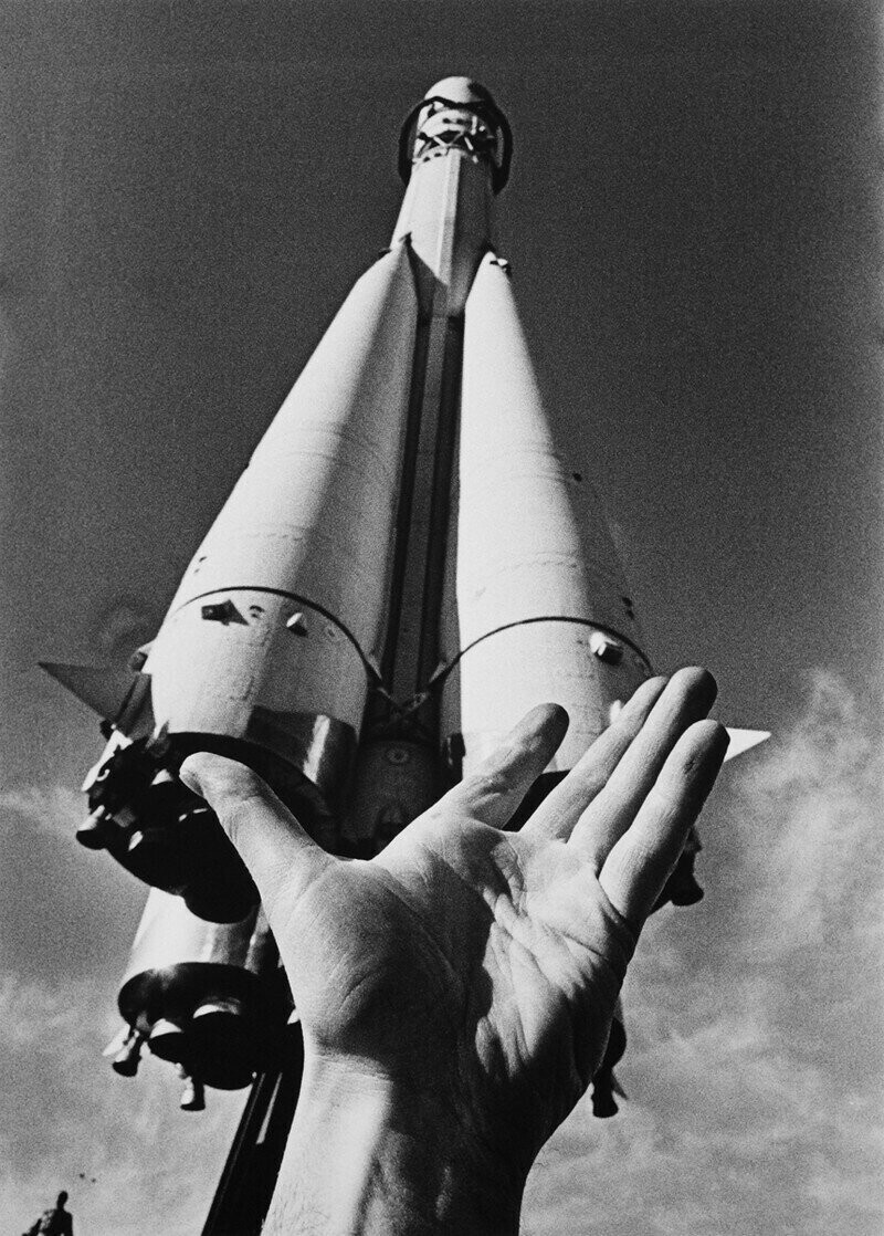 Рука, направляющая ракету, 1966 год.