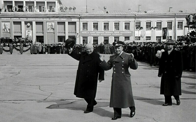 Н. С. Хрущев и Юрий Гагарин. Внуково, 14 апреля 1961 года.