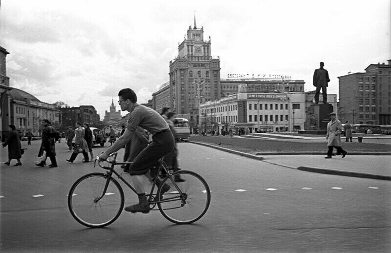 Велосипедист на площади Маяковского, 1958 год.