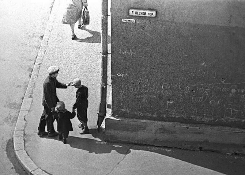 Дети у стены, 2-ой Лесной переулок, 1962 год.
