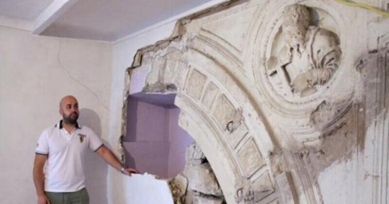 Мужчина начал ремонт и нашел архитектурное достояние XIV века