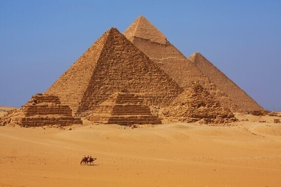 3. Египетские пирамиды были старше древних римлян на столько же, насколько древние римляне отстоят во времени от нас
