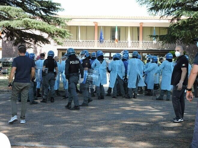 «Зомбиапокалипсис» в Италии: ковидные мигранты покусали врачей в больнице, пытаясь удрать