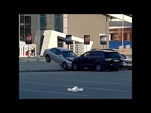 Водитель таранит авто своей жены в Екатеринбурге 