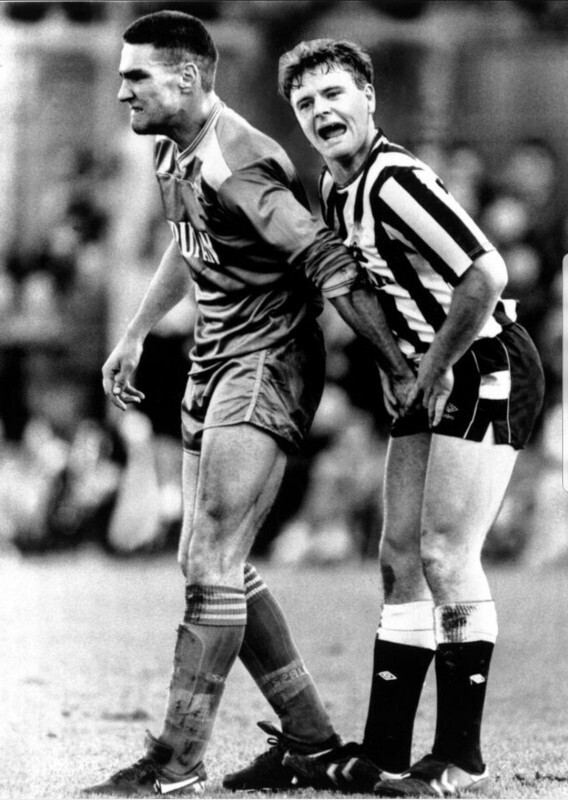 Винни Джонс сжимает гениталии Пола Гаскойна во время футбольного матча между АФК Уимблдон и Ньюкасл Юнайтед. Лондон, 1987 год.
