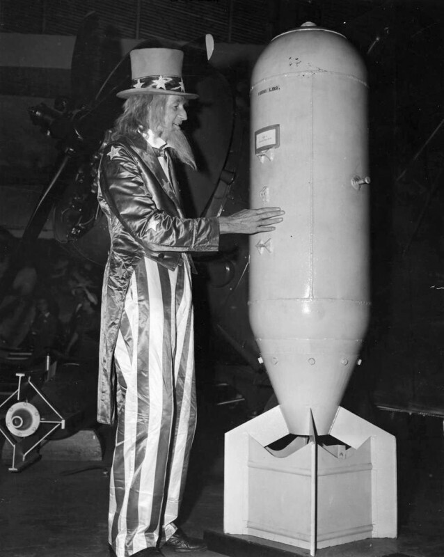 Дядя Сэм с бомбой на Всемирной выставке в Нью-Йорке 1939 года.