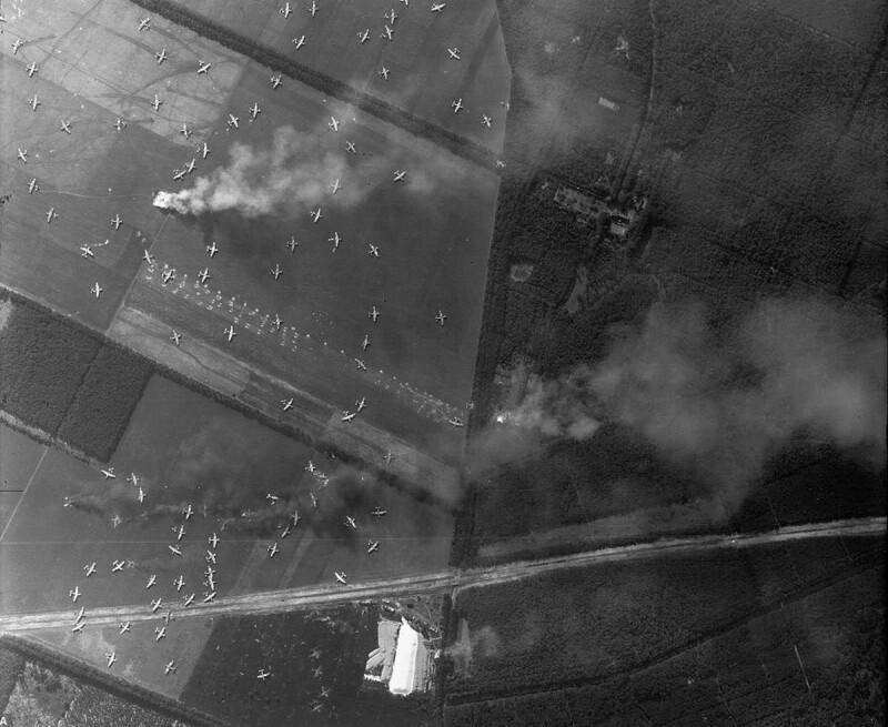 Аэрофотоснимок планеров на поле во время операции «Market Garden». Голландия 17 сентября 1944 года.