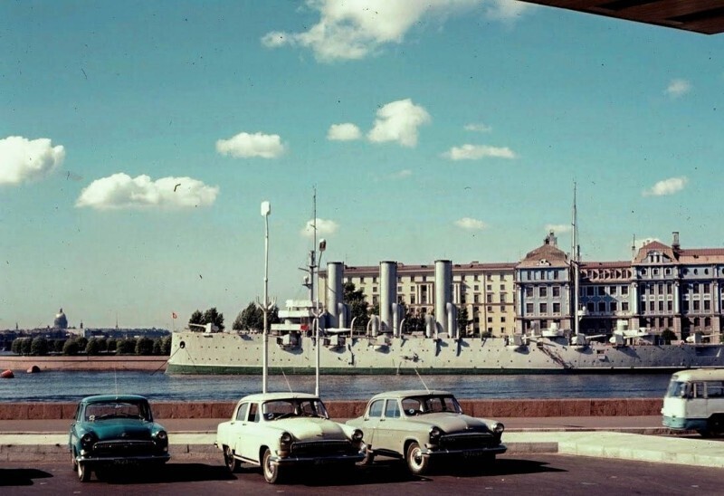 Вид на крейсер "Аврора" с Пироговской набережной. Ленинград, 1970-е