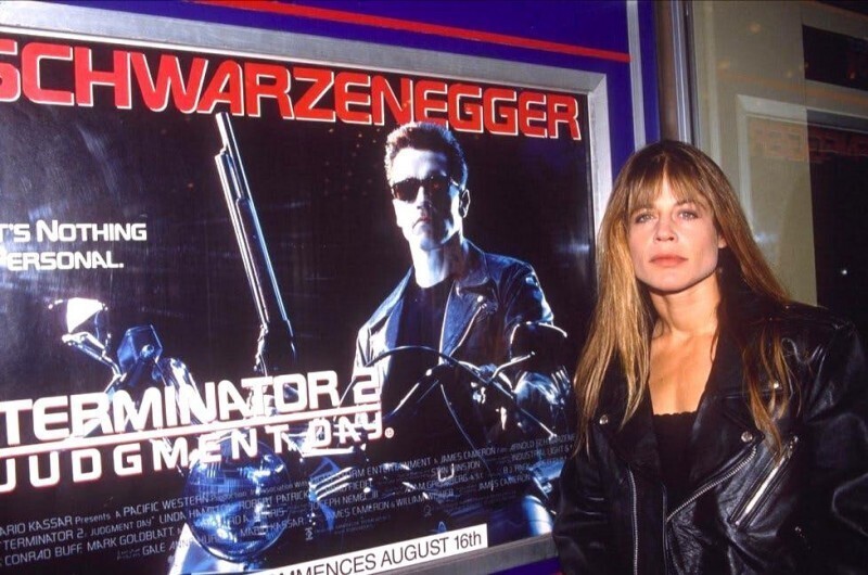 Линда Гамильтон с рекламой Терминатора 2, 1991 год.