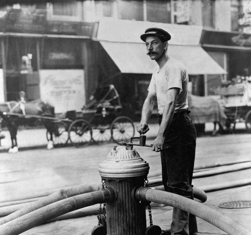 Нью–Йоркский пожарный открывает гидрант, 1908 год, США