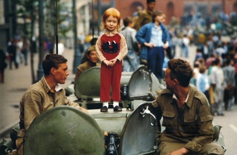 Ребёнок общается с солдатами, стоя на башне БМП после провала Августовского путча в Москве. СССР. 21 - 24 августа 1991 г.