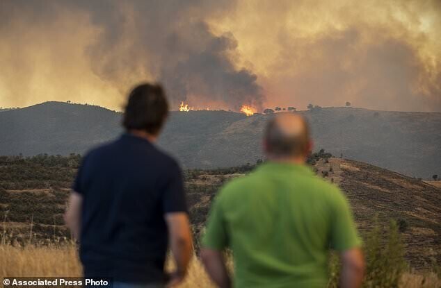 В Андалусии люди бегут от лесных пожаров