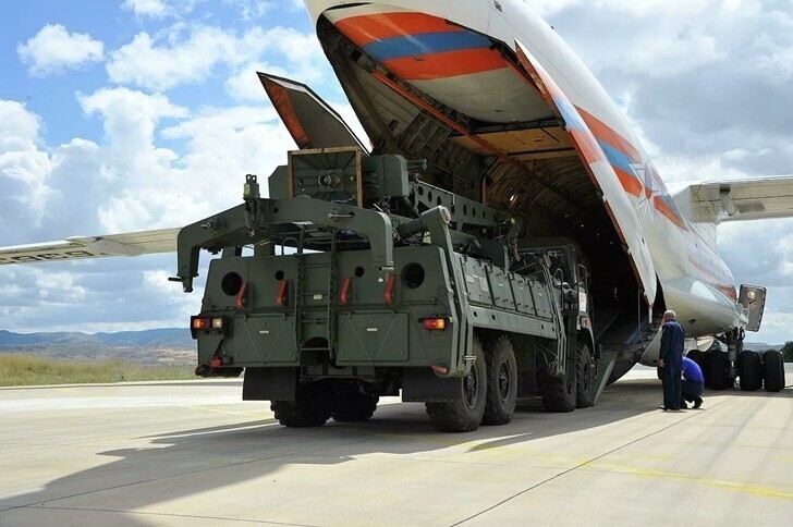 Россия и Турция подписали контракт на поставку второго полка систем ПВО С-400