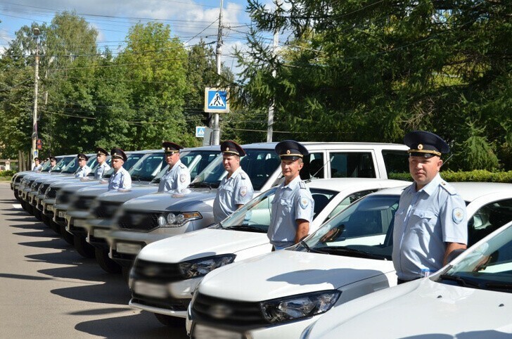  В Твери сотрудникам полиции вручили ключи от нового служебного автотранспорта