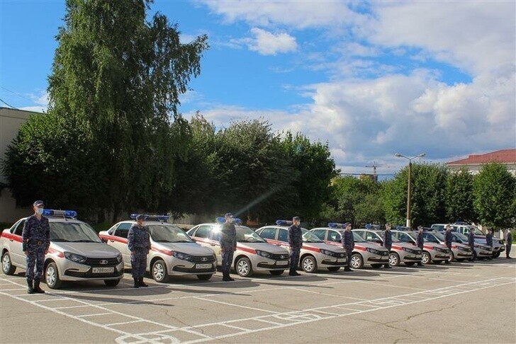 В Чебоксарах сотрудники Росгвардии получили ключи от новых служебных автомобилей