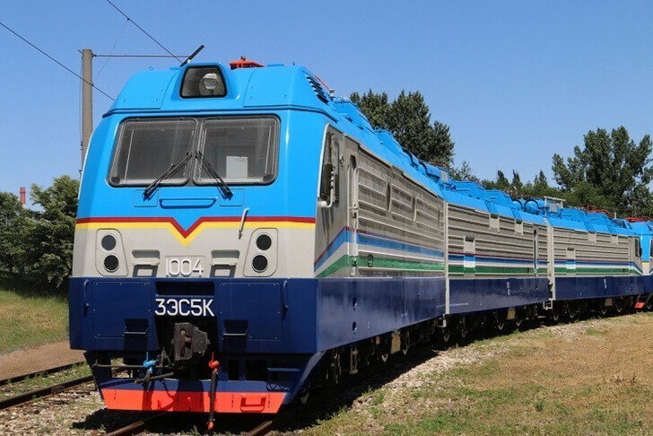 ТМХ передал Узбекистанской железной дороге пять электровозов 3ЭС5К