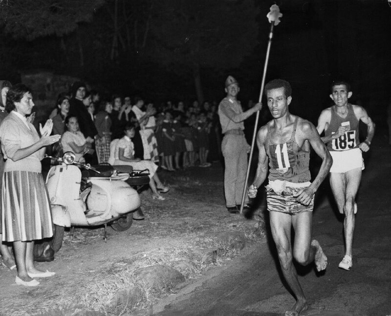 Абеб Бикила, первый бегун из Эфиопии завоевавший золото на Олимпийских играх, бежит свой марафон босиком, оставляя соперников далеко позади, Рим 1960 год