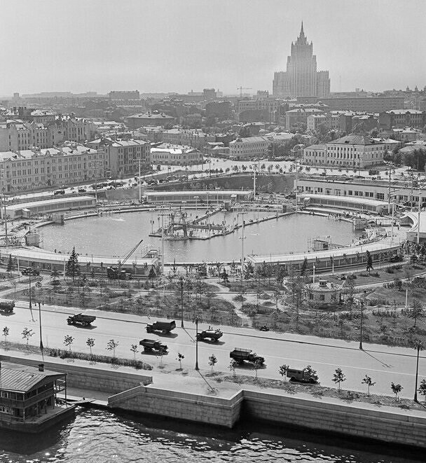 Бассейн "Москва" на месте взорванного храма Христа Спасителя.