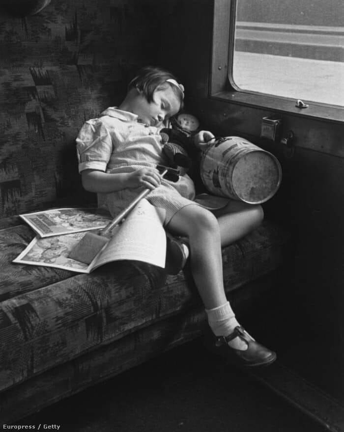 Англия, Сассекс, 1946 г. Девочка в вагоне поезда Южной железной дороги. Это было первое мирное лето после Второй мировой войны.