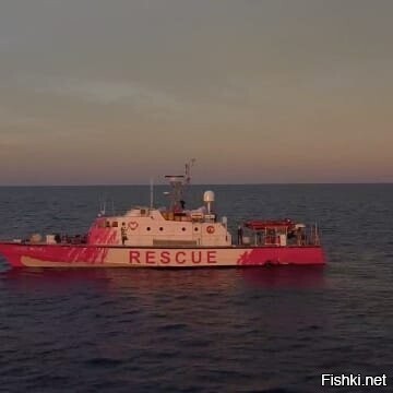 Художник Бэнкси купил судно для спасения беженцев из Северной Африки