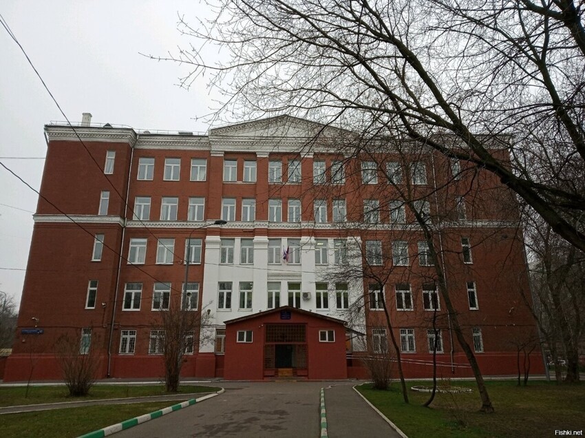 Средняя школа №743 города Москвы на бульваре матроса Железняка,в которой зака...