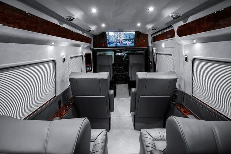 Кроме того, iPad, установленный в фургоне, позволяет пассажирам управлять системой домашнего кинотеатра...