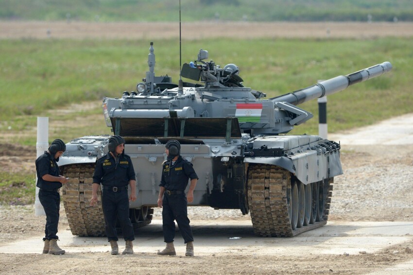 На танковом биатлоне машина из Таджикистана протаранила команду из Уганды