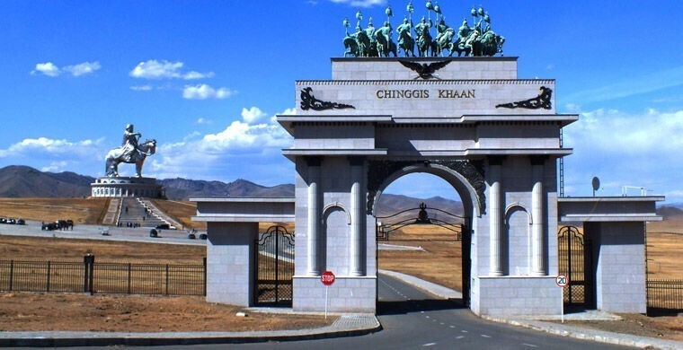 В 54 км от Улан-Батора, в Цонжин-Болдоге по случаю 800-летия Монголии установили крупнейшую конную статую в мире — памятник Чингисхану.