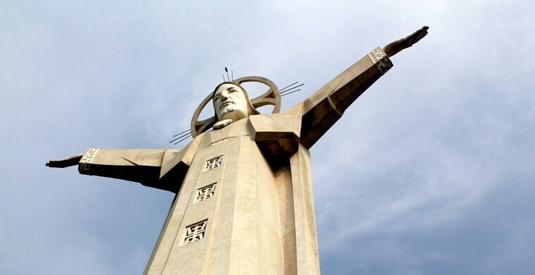 Статуя Иисуса Христа во Вьетнаме