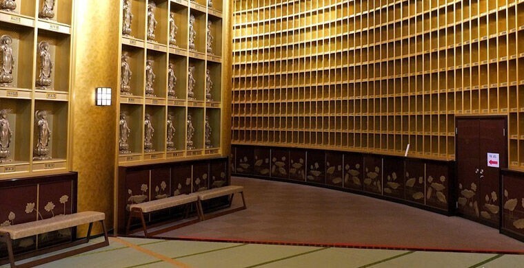 В 50 км от Токио в городе Усику есть статуя Будды Амитабхи. Внутри — четыре этажа.