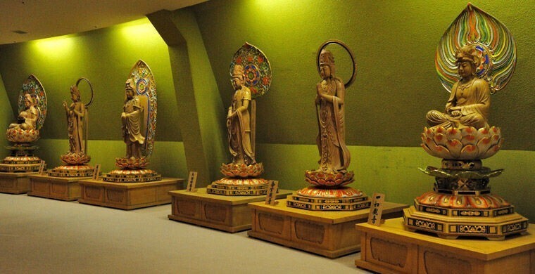На самом верхнем, 12-м этаже расположен храм бодхисатвы Каннон — здесь выставлено 108 будд, символизирующих человеческие страдания и заблуждения.