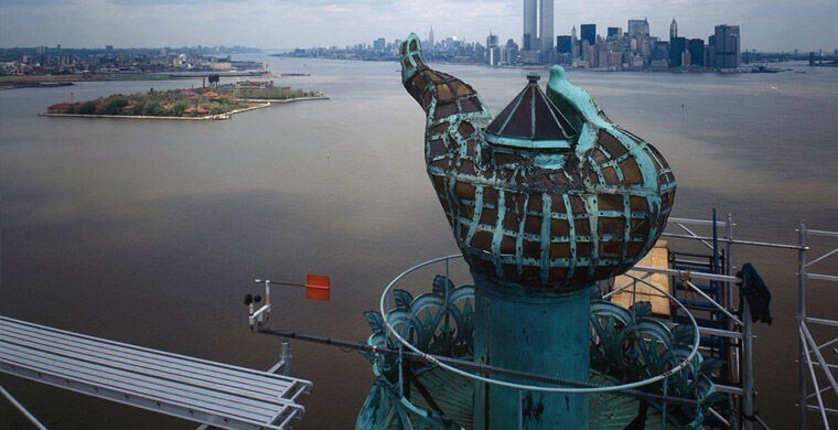Долгое время в статую никого не пускали: восемь лет она пустовала после терактов 2001 года по соображениям безопасности, затем целый год находилась на реконструкции. Теперь символ Нью-Йорка имеет дорожки, системы безопасности и современные лифты для 