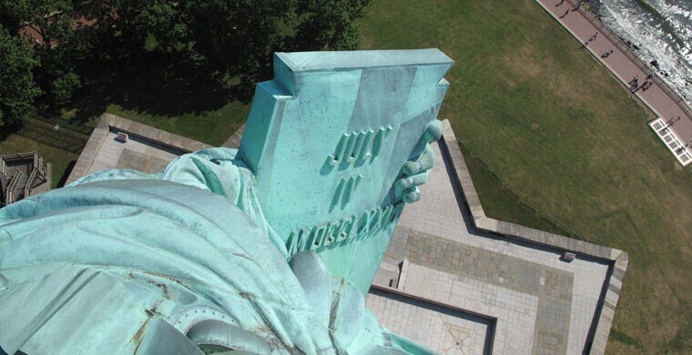 Французы подарили легендарную статую американцам в честь 100-летия Декларации независимости США.