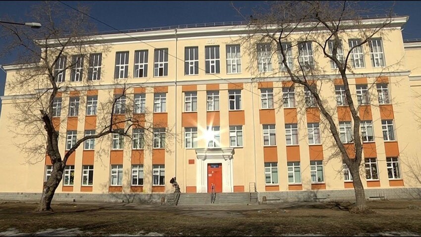 Изначально школа, построенная в 1958 году, выглядела так