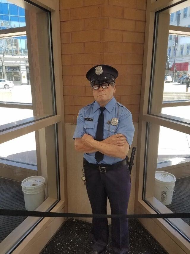 Эта реалистичная фигура полицейского отпугивает нарушителей порядка