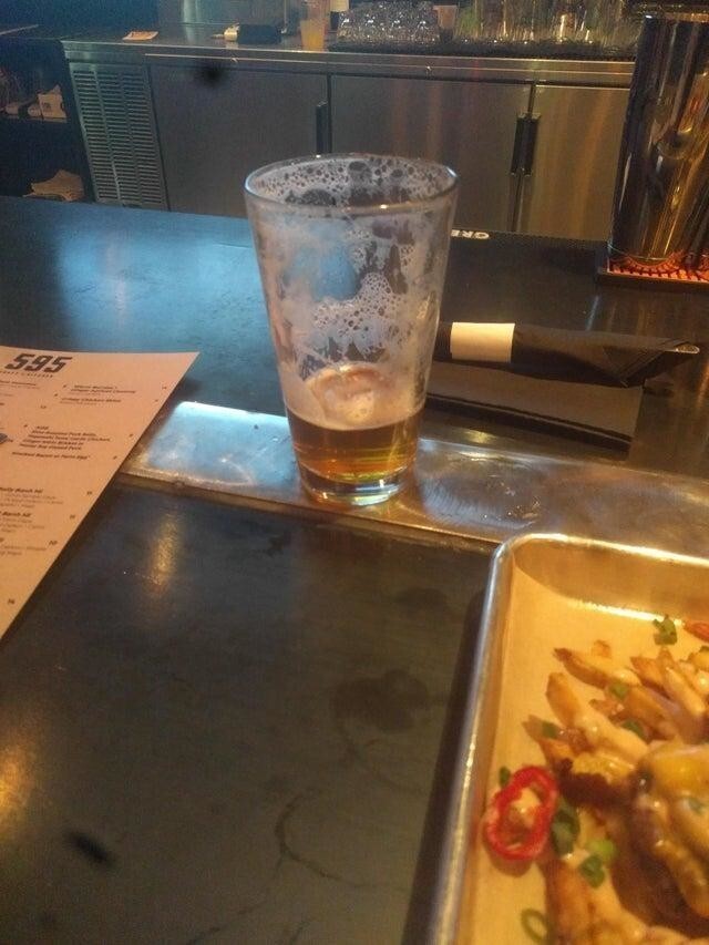 Металлическая пластина на барной стойке сделана специально, чтобы пиво оставалось прохладным