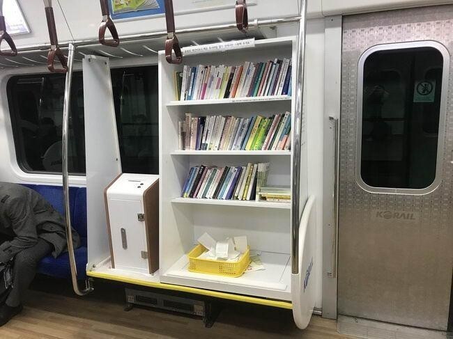 Книжный шкаф в общественном транспорте, чтобы люди не скучали в долгой дороге