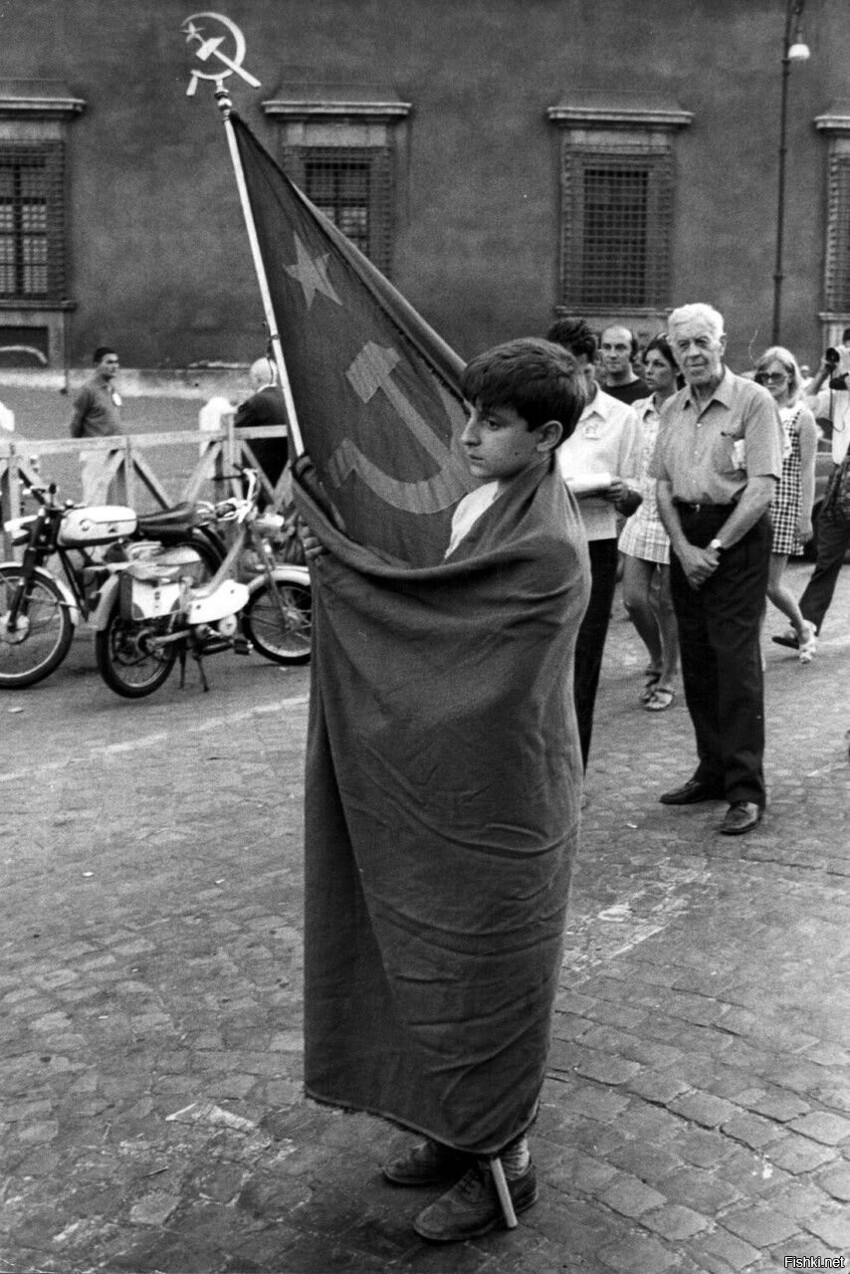 Молодой коммунист несёт советский флаг на митинге,организованном Итальянской ...
