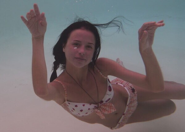 Как, к примеру, во время отпуска на Канарских островах Карпович сфотографировалась в купальнике под водой