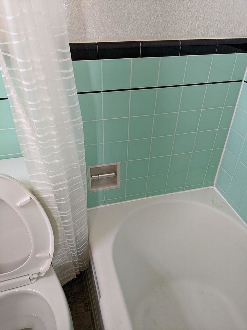 Место для туалетной бумаги предусмотрели прямо в ванной с душем