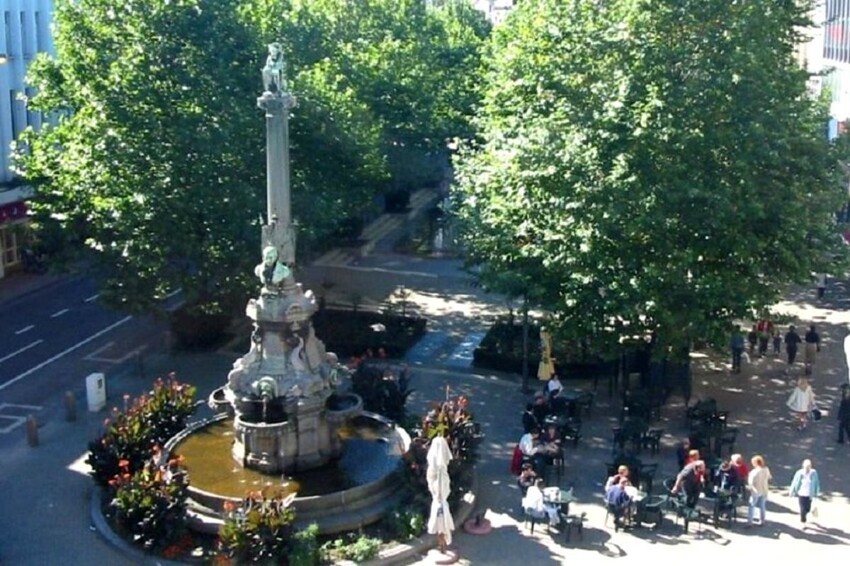 В бельгийском фонтане нашли шкатулку с сердцем мэра