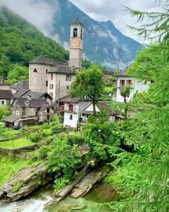 Замок-деревня в Альпах 