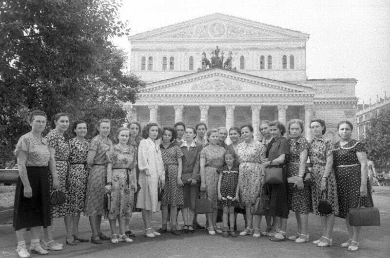 Групповой портрет женщин у Большого театра СССР