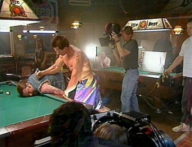 В сцене, когда голый Т-800 заходит в бар, Шварценеггер был одет в разноцветные шорты