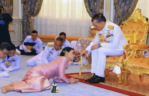 Король Таиланда выпустил из тюрьмы свою официальную любовницу 