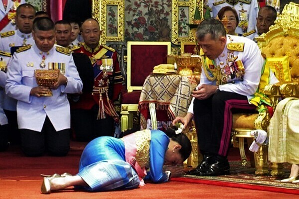 Король Таиланда выпустил из тюрьмы свою официальную любовницу 