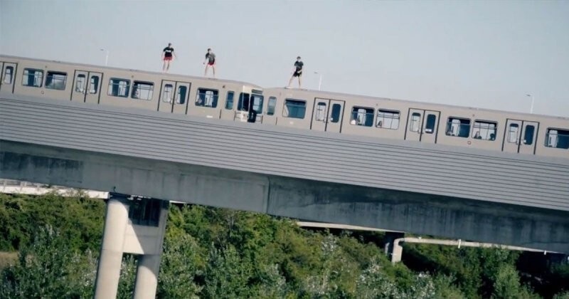 Безумное развлечение: три смельчака совершили прыжок с поезда в реку
