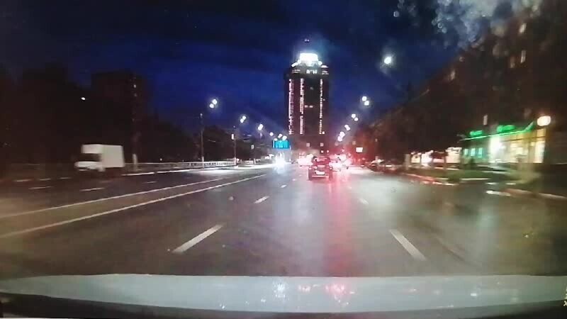 Появилось видео момента ДТП на Вагжанова в Твери, где "БМВ" на скорости вылетел на встречку 