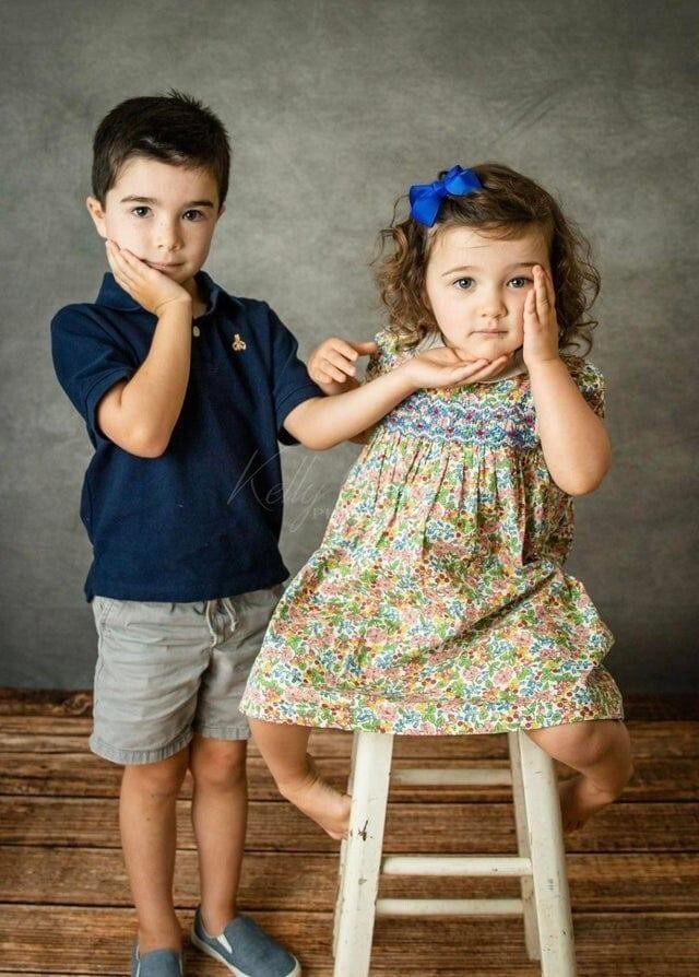 Дети выполняют команду фотографа «дотроньтесь до щек»